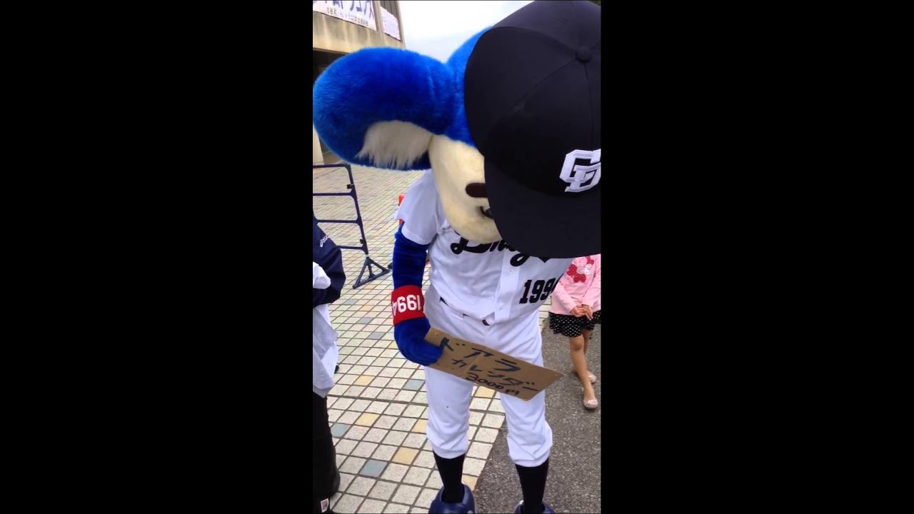 Doala the Koala, Chunichi Dragons mascot signing autographs