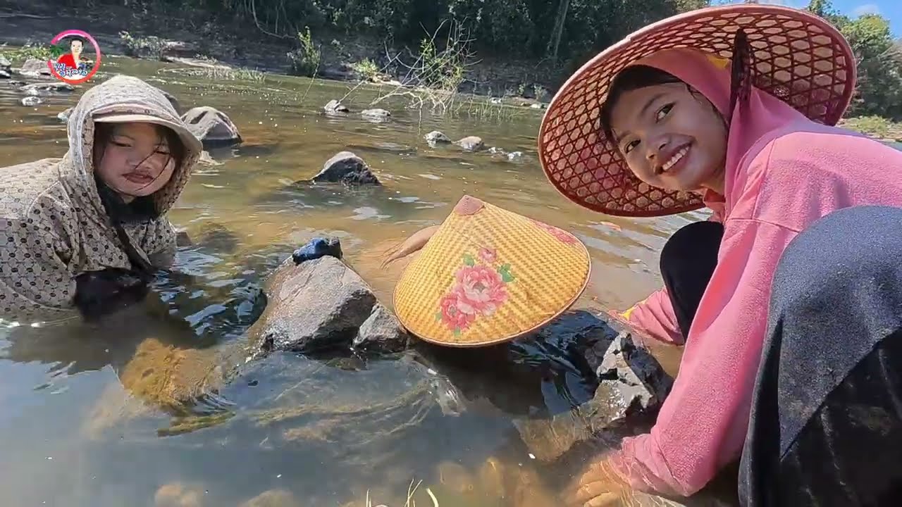 น้องธิดา วาสนา แก้วตา พาลงไปหา จับปลาด้วยมือเปล่า ที่แม่น้ำเซละนอง