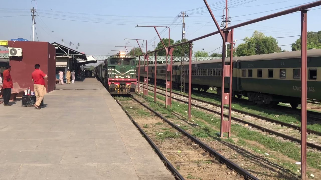 2 dn Khyber mail express arriving multan cantt railway station 