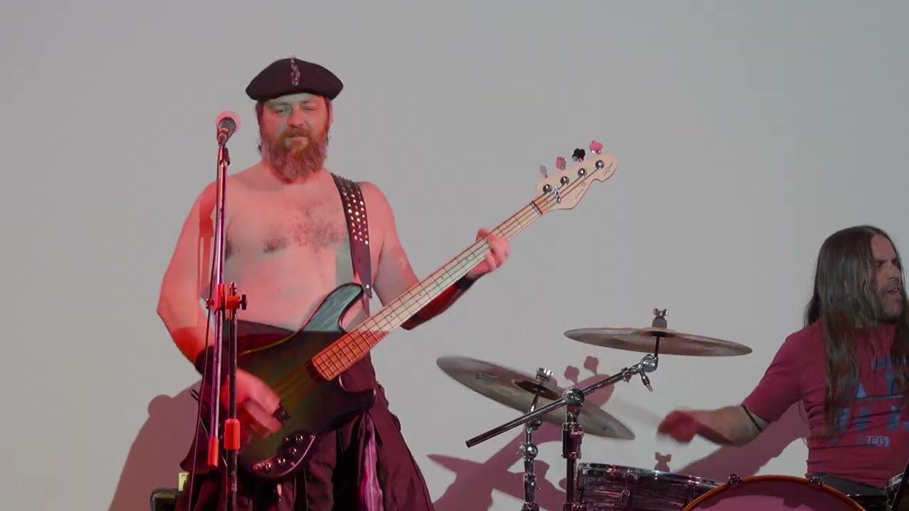 Deklibe desata la tormenta punk con 'La democracia ha muerto'