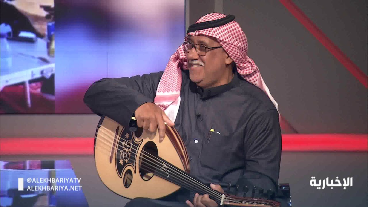 أبو جراح ينعش الصباح بأوتار عوده على طرقات الدرعية ويطرب السائحين