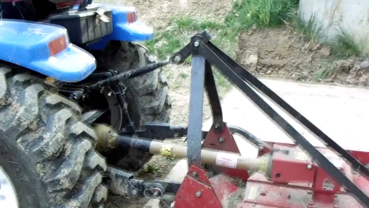 Снятие газонокосилки Finish с навесного устройства 3 PT на тракторе New Holland