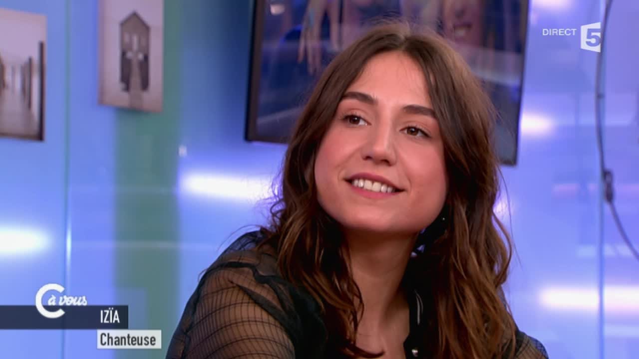L'interview d'Izïa - C à vous - 13/04/2015