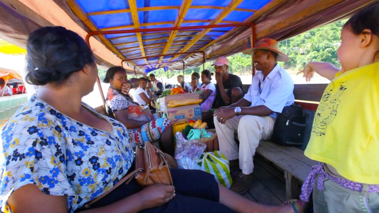 ON TESTE LE BATEAU-BROUSSE (Brickaville - Madagascar)