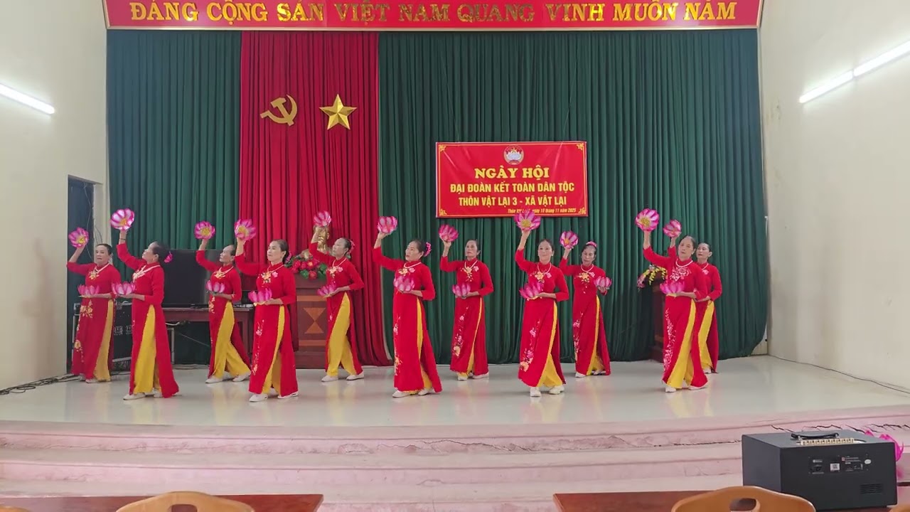Liên khúc bông hoa đại đoàn kết, Biểu diễn các Bà Xóm buối, Thôn Vật Lại 3, Vật lại, TP Hà Nội.