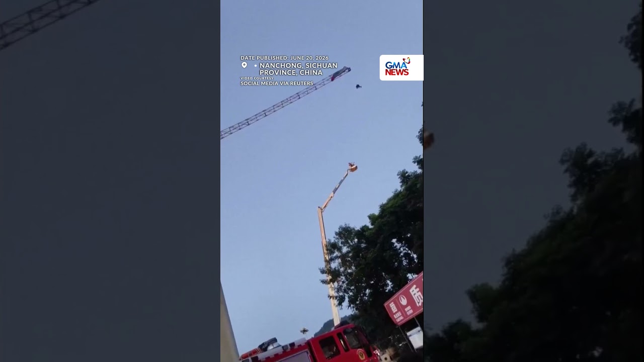Парапланерист завис на башенном кране в китайской провинции Сычуань | GMA News