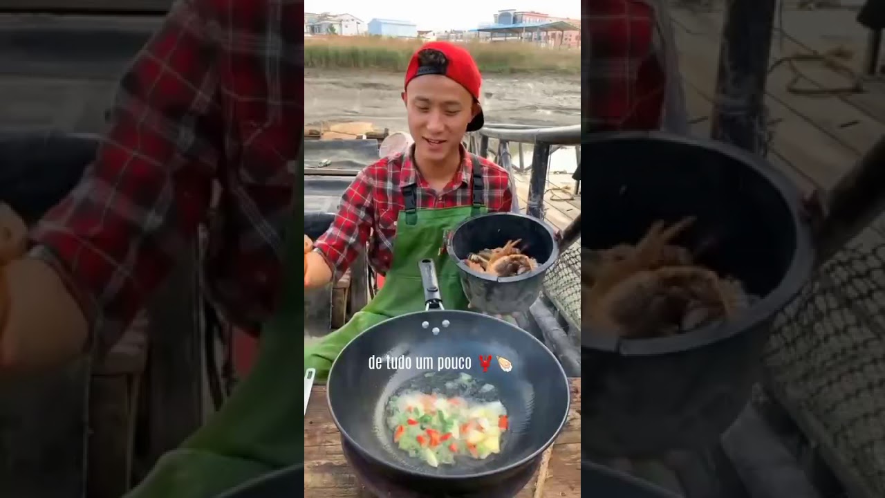 Chino cocinando mariscos frescos a orilla del mar.