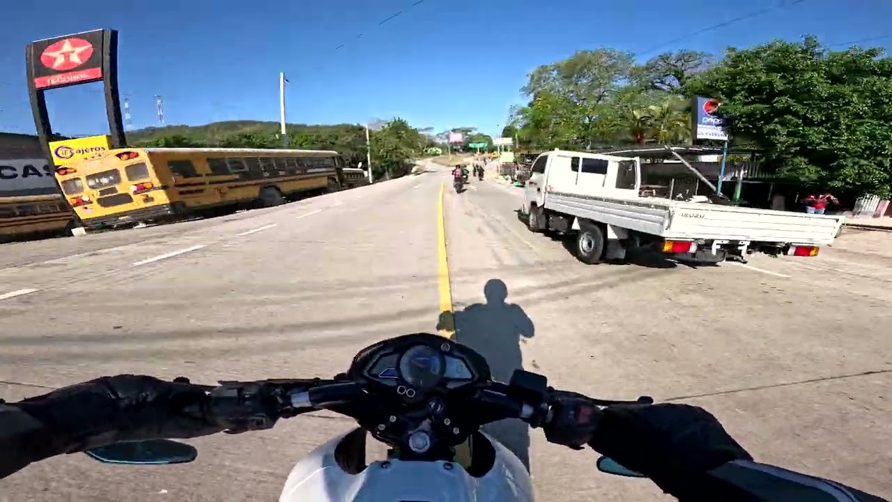 NS 200 rodando con los grandes en una ruta espectacular!