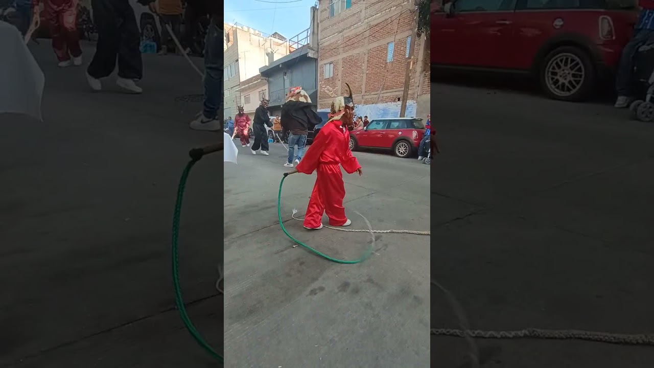Torito los caporales en calle Medellín parte 1