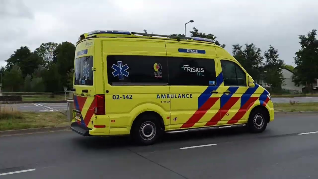 WO [leeuwarden] naar voertuig te water workum meerdere politie spoed ambu spoed + ongeval wegvervoer