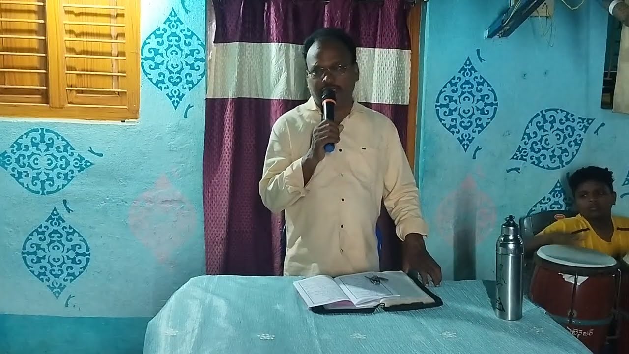 వస్త్రాలు ధరించి కూర్చుందుట 