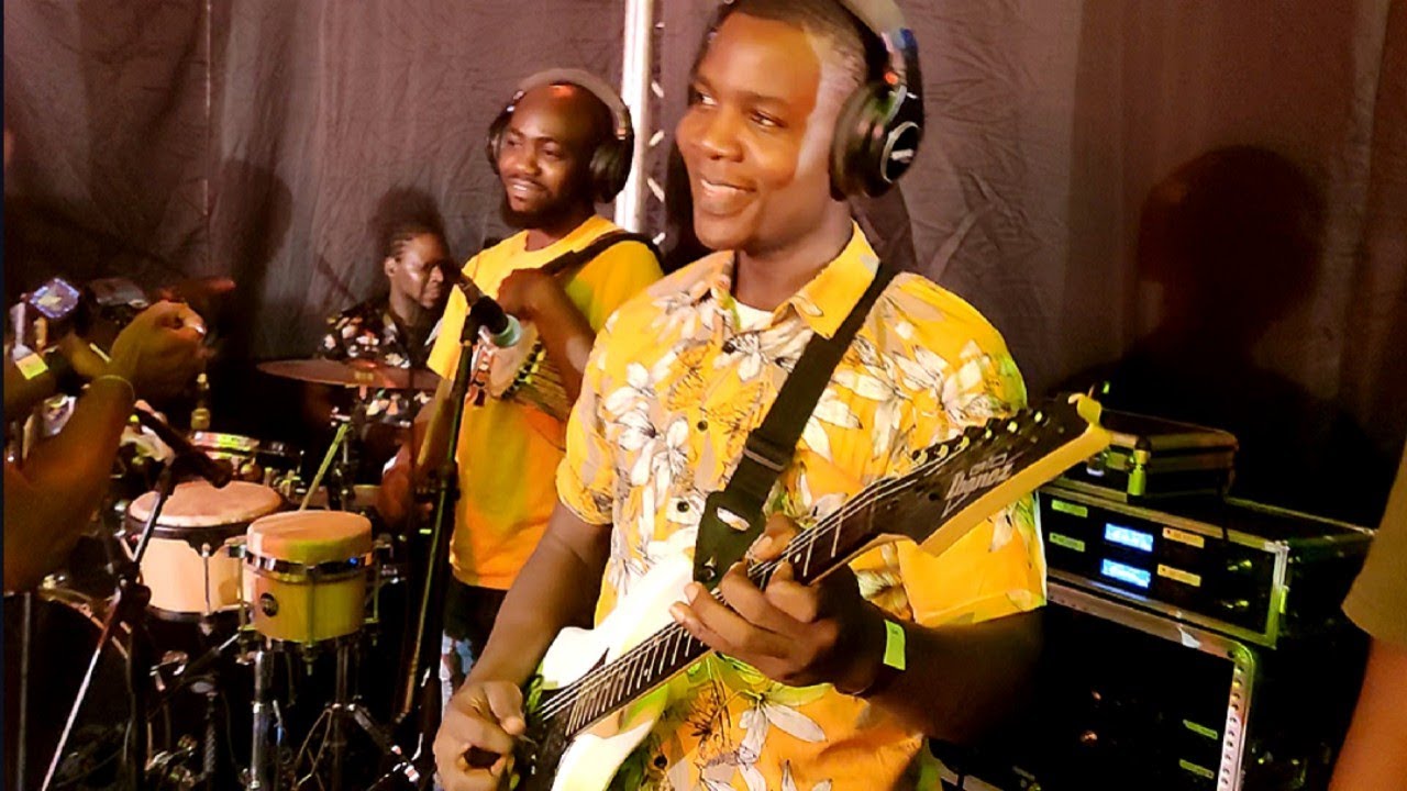 Performing DUDUKE LIVE with Simi - Afrobeat - afropop Guitarist