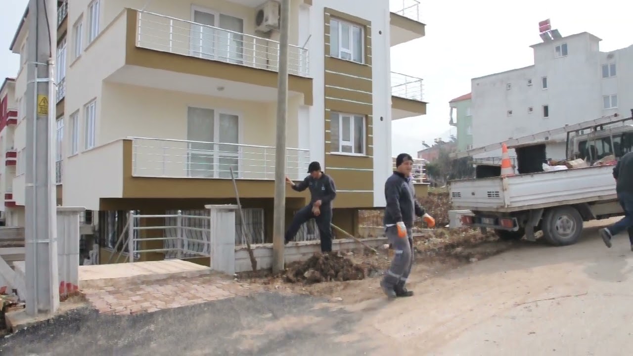2011 yılı. ilk evi aldığımızda elektiriğimiz yoktu. ekipler bağlıyor. foto ayfa