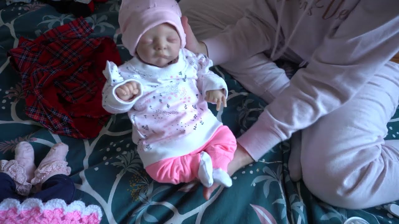 Floortje omkleden #zeeman #reborn #vlog216