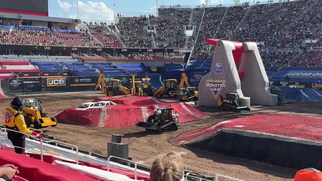 Monster Jam World Finals 24 JCB DIGatron Smash Bot Stunt