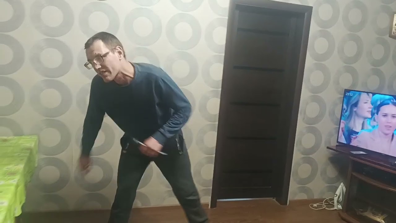 Поёт караоке Алеша с отклонением