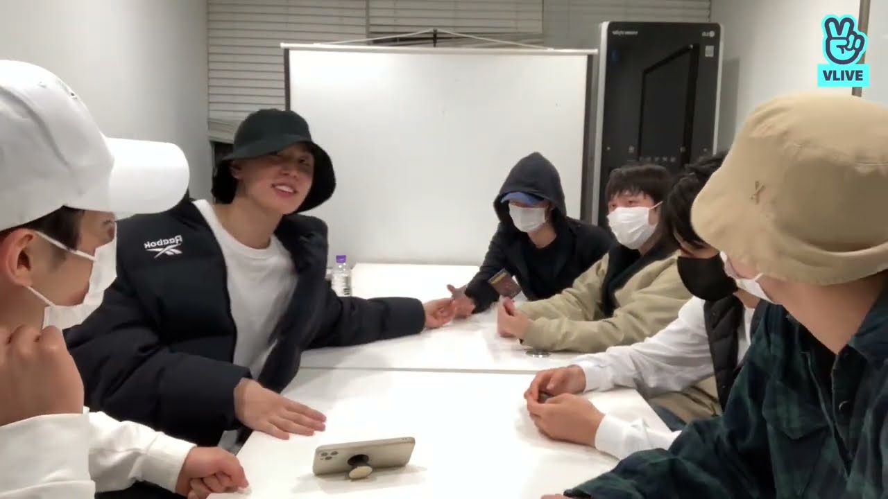 221111 (ENG) SF9 OT6 Group vlive Feat Youngbin on Phonecall - 여러분우리 와써요~~~💕