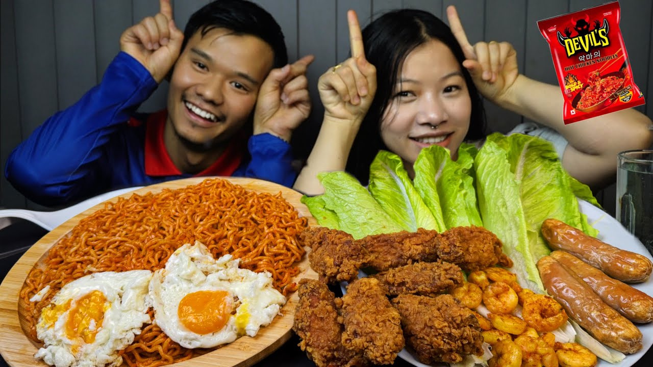 Мукбанг с мужем после долгого перерыва / Дьявольская лапша 🍝 / KFC / Свиные колбаски / Яйцо и кре...