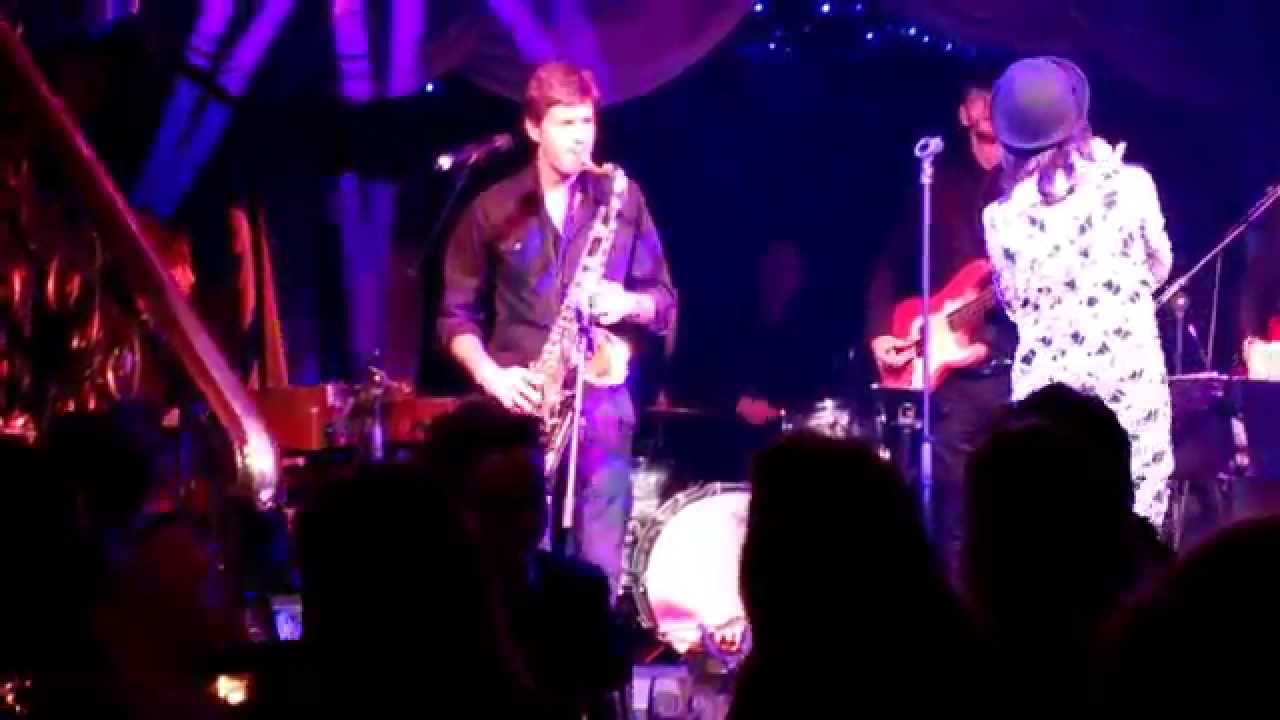 Steve Trowell OWNS the sax solo on Amy Winehouse's Valerie. Kitsch Lounge Riot, Cafe De Paris.