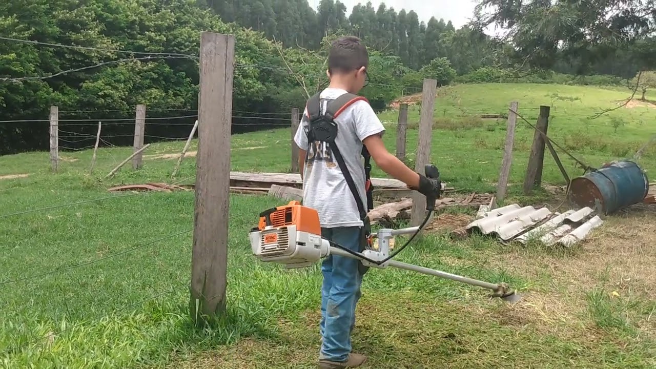 cortando grama no s&iacute;tio do meu  pai