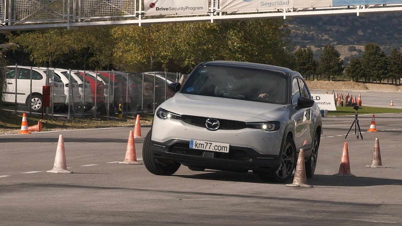 Mazda MX-30 2020 - Maniobra de esquiva (moose test) y eslalon| km77.com