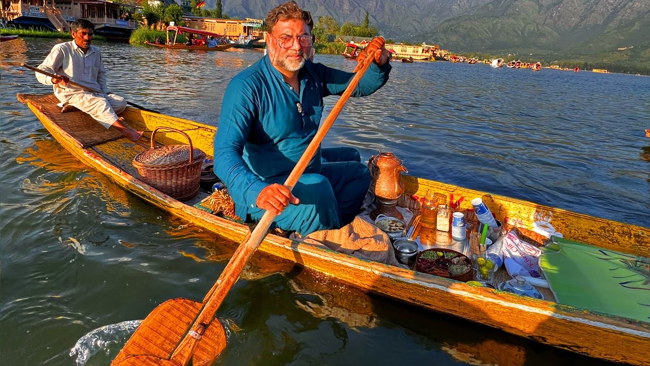 FLOATING KASHMIRI KAHWA 😳😳 Hidden Gem in Dal Lake 😱😱 || Kashmir Food