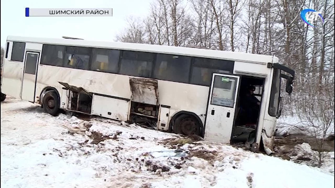 На дороге Шимск – Великие Луки перевернулся пассажирский автобус