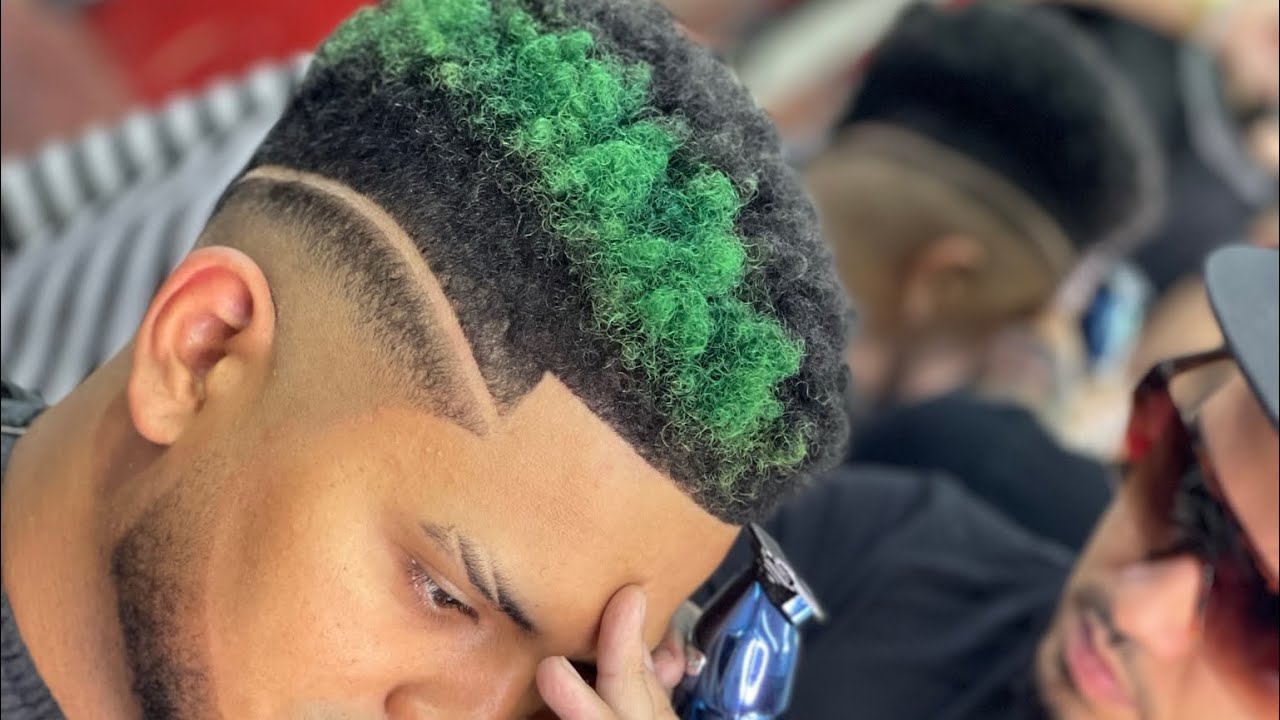 Corte en pelo crespo o (afro) degradado más línea tipo jhon_stylee