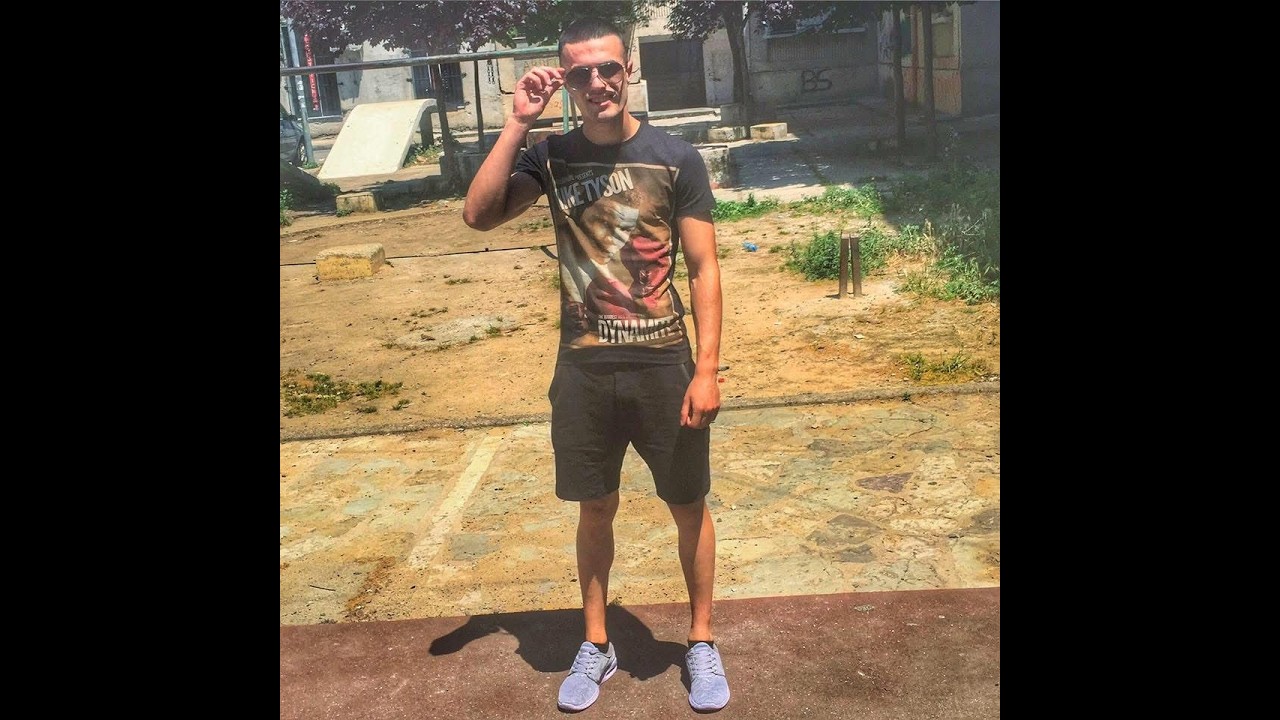 2 djem dhe 1 vajzë sulmuan me thikë Pashollarin sapo doli nga makina! Identifikohen autorët..