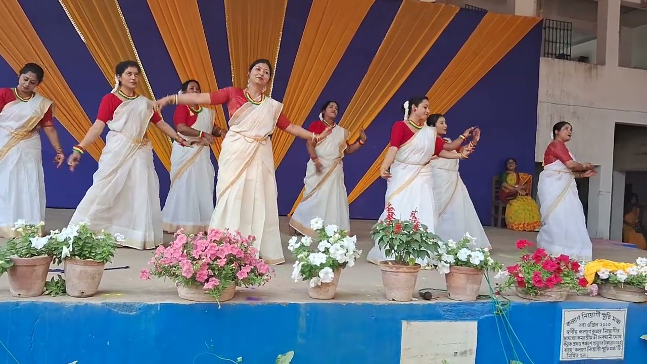 প্রীতিনগর ভুদেব স্মৃতি বিদ্যাপীঠ ফর গার্লস স্কুলে বসন্ত উৎসবে ম্যামদের ড্যান্স 
