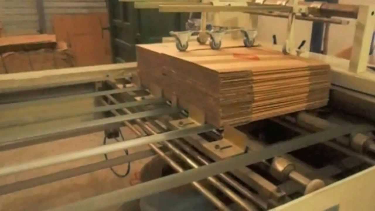 Máquina que faz caixa de papelão