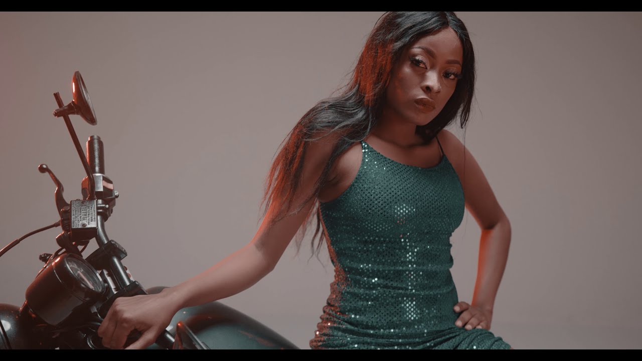 Young Lunya - Moto (Official Music Video)