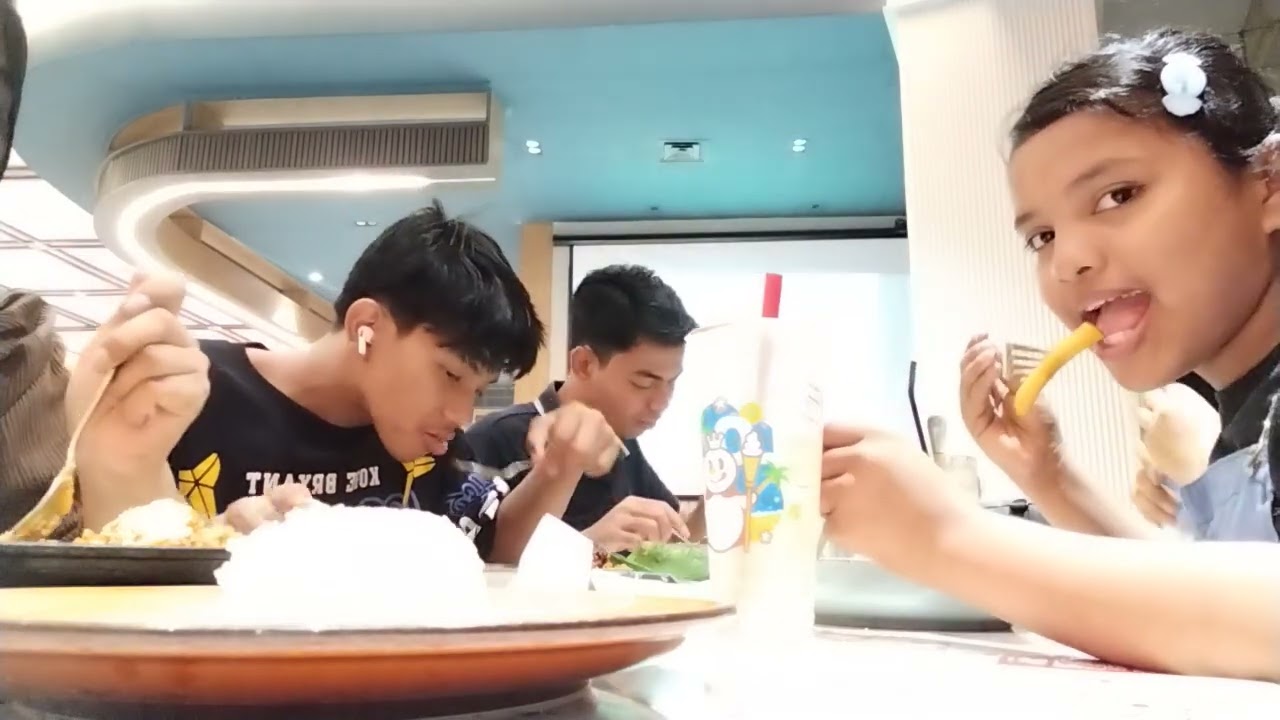 Momen makan bersama keluarga,momen indah yg jarang di lakukan