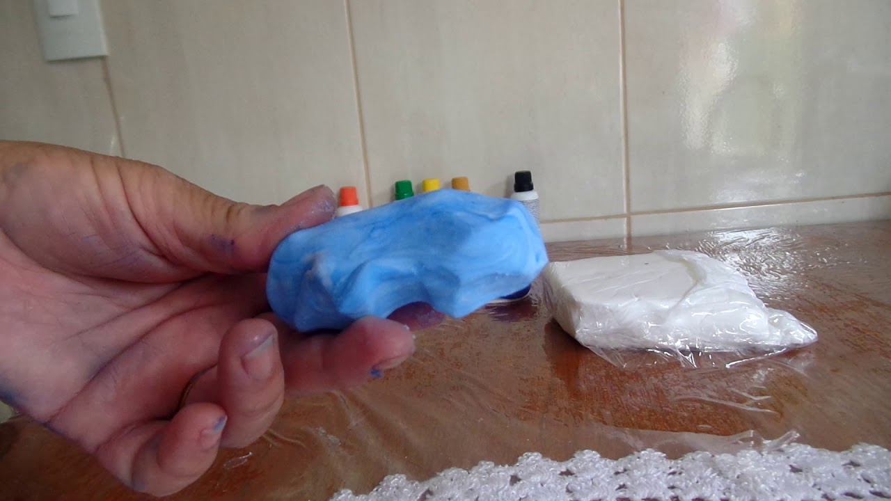 Tingindo a massa de biscuit com a tinta xadrez