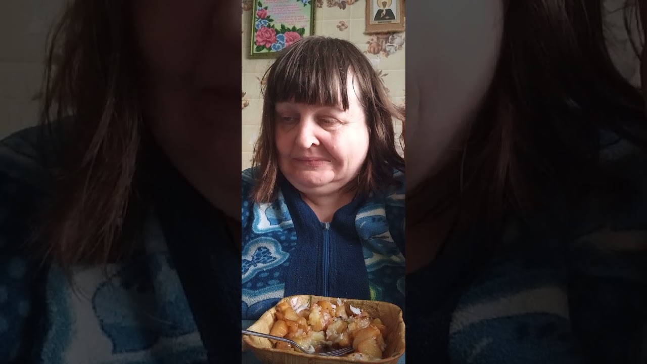 Мукбанг жареные рыбка и картошка с хлебом