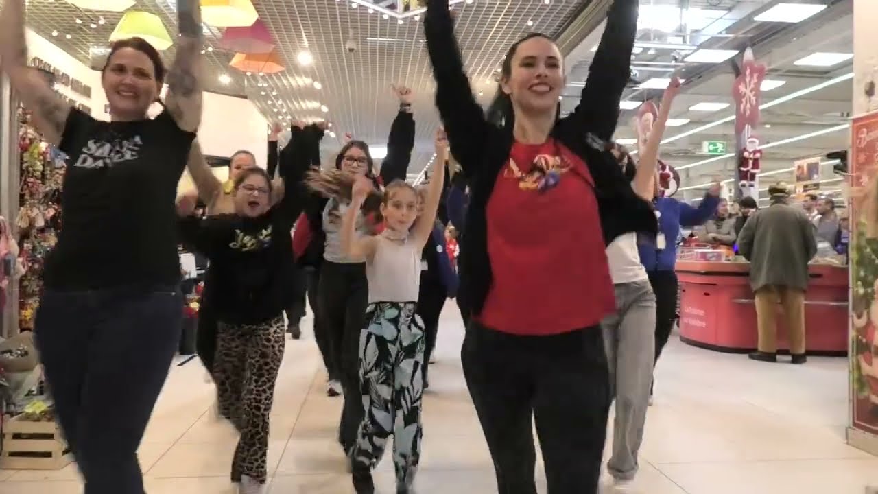 SHAYA DANCE en Flashmob dans la galerie marchande de Carrefour Digne-les-Bains le 13/12/2025