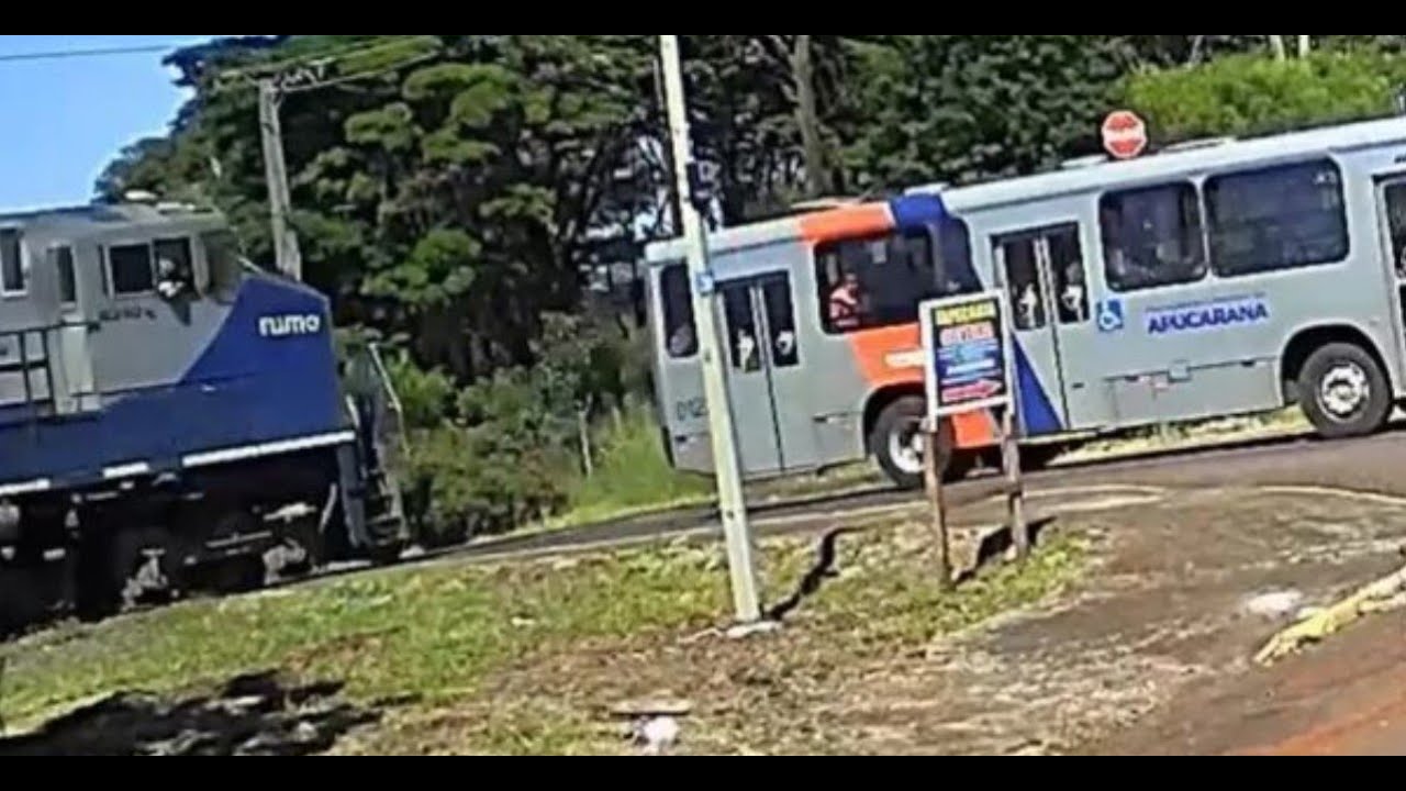 ÔNIBUS QUASE FOI ATINGIDO POR TREM EM APUCARANA - VEJA O VÍDEO