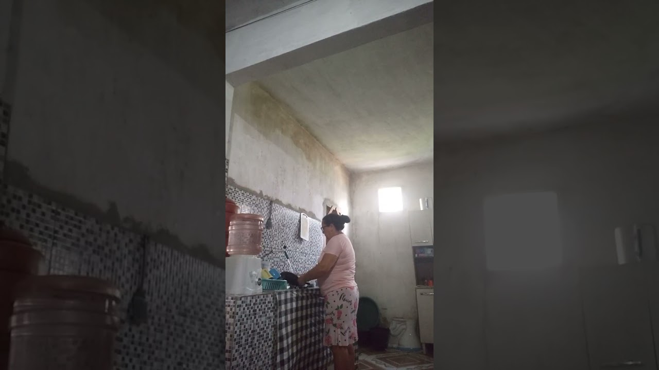 Lavando louças e fazendo o almoço au mesmo tempo 