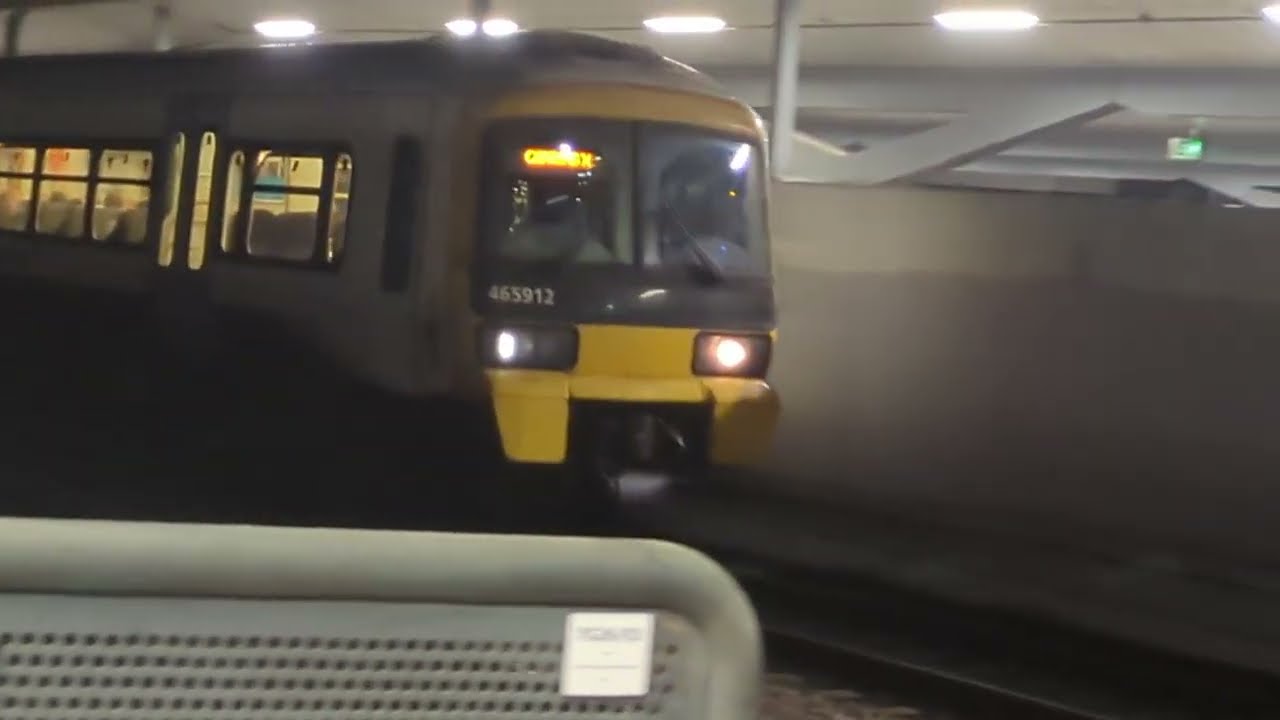 Here is the class 465 And the class 466 in London Bridge Thursday 30 January 2025
