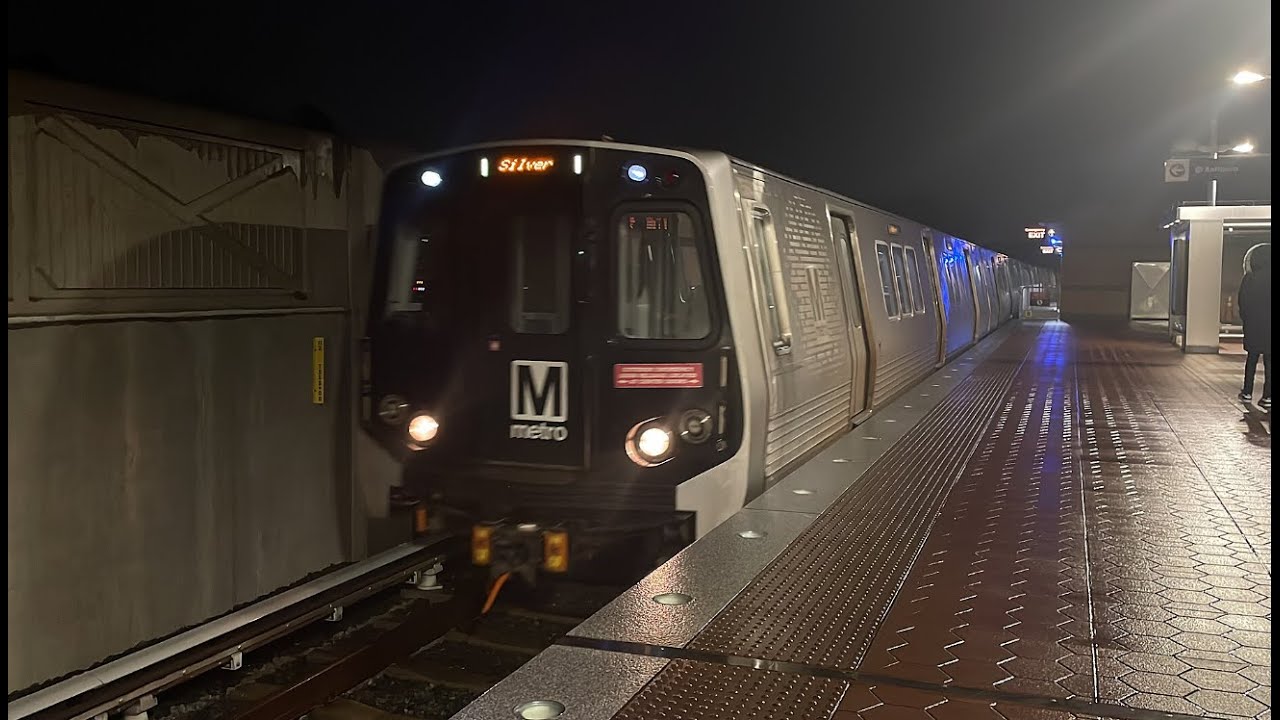 How to take Metro train from Virginia to Washington DC U.S.A