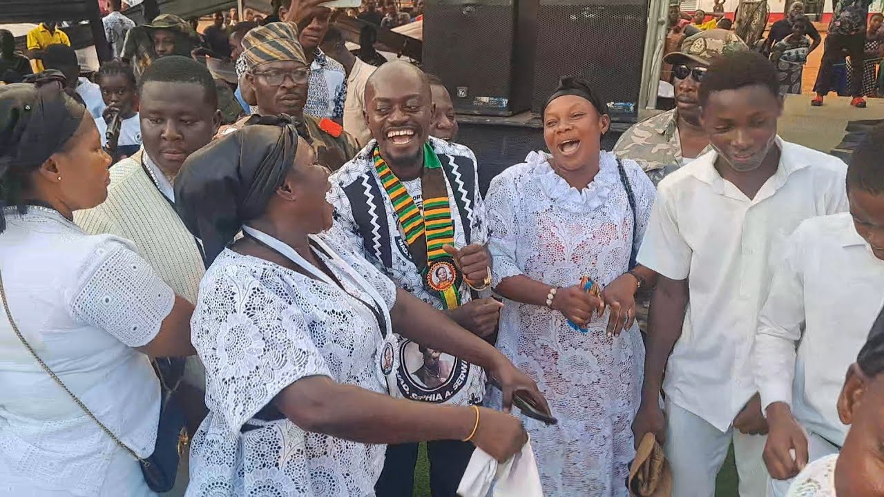 Display of Kwadwo Nkansah Liwin entertaining his manager @ his  mother's funeral