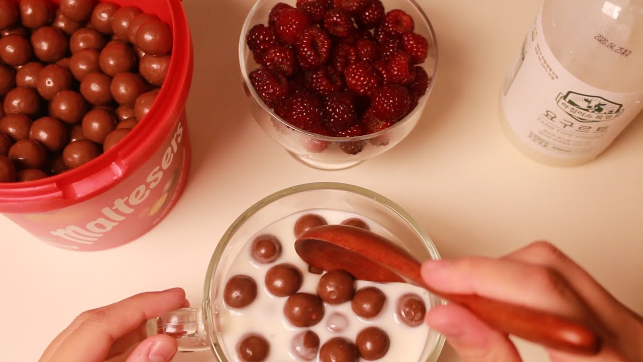 ASMR 바삭한 몰티져스와 톡톡 산딸기를 요거트에 퐁당 이팅사운드 / Maltesers raspberry yogurt eating sound / Eng sub 日本語字幕