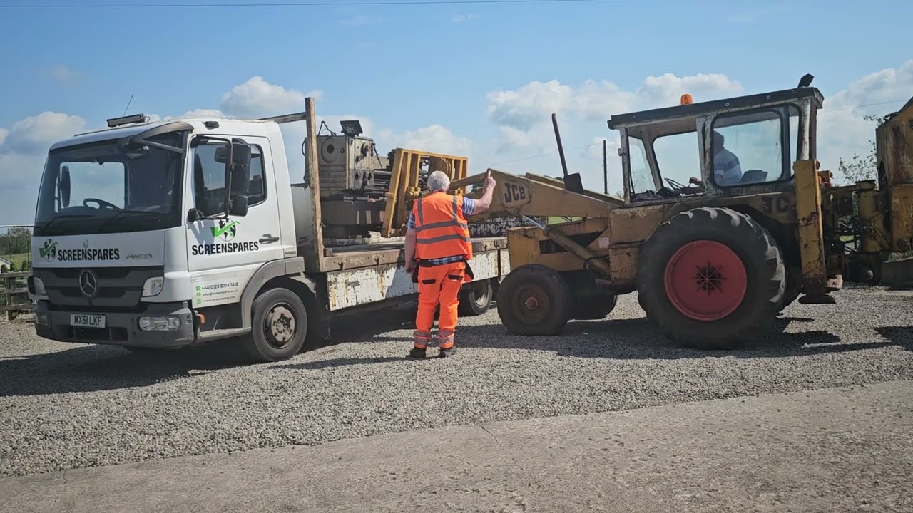 Old JCB 3c mk 2 lifting off heavy lathe
