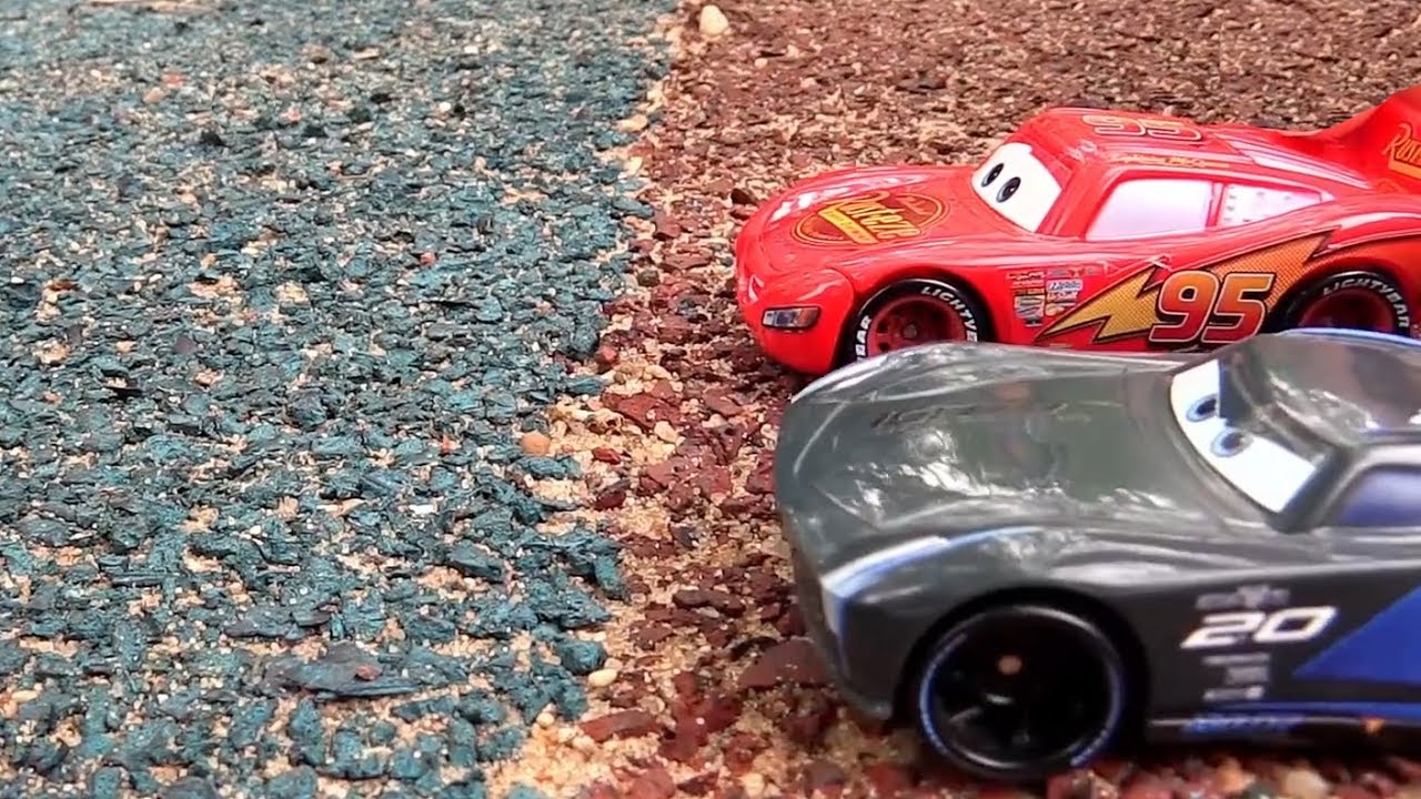키즈 비디오 : 맥퀸 과 스톰이 경주를 하고 있어요! McQueen and Storm are racing!
