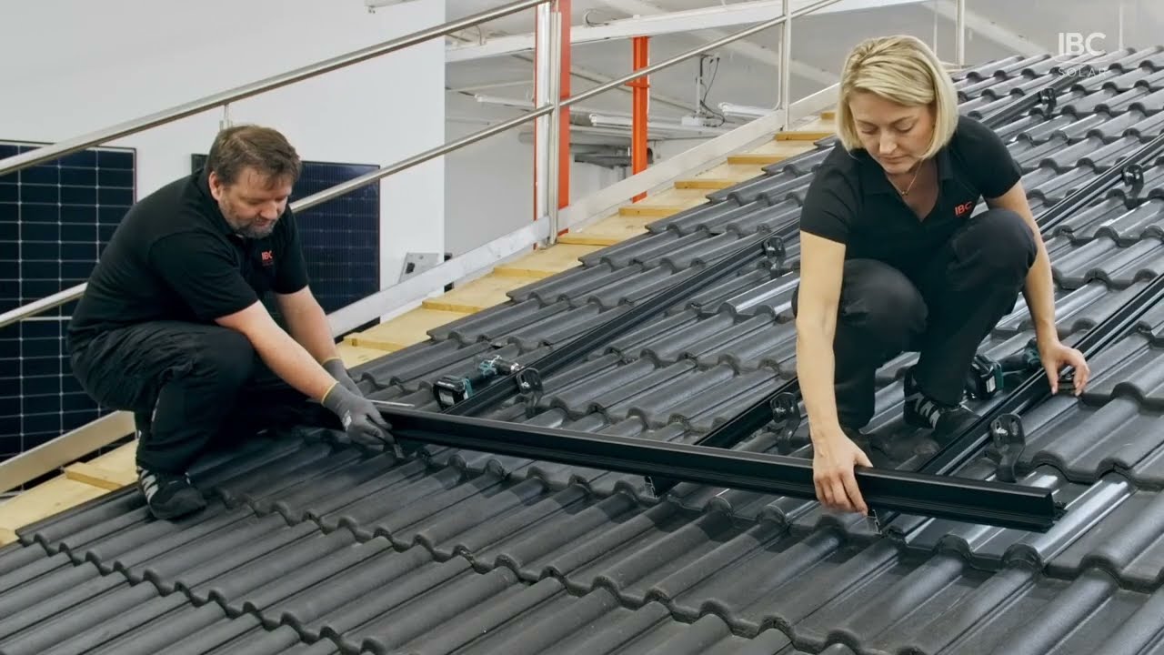 Installation IBC Einlegesystem - Elegante Ziegeldach Montagelösung für Solarmodule in Schwarz