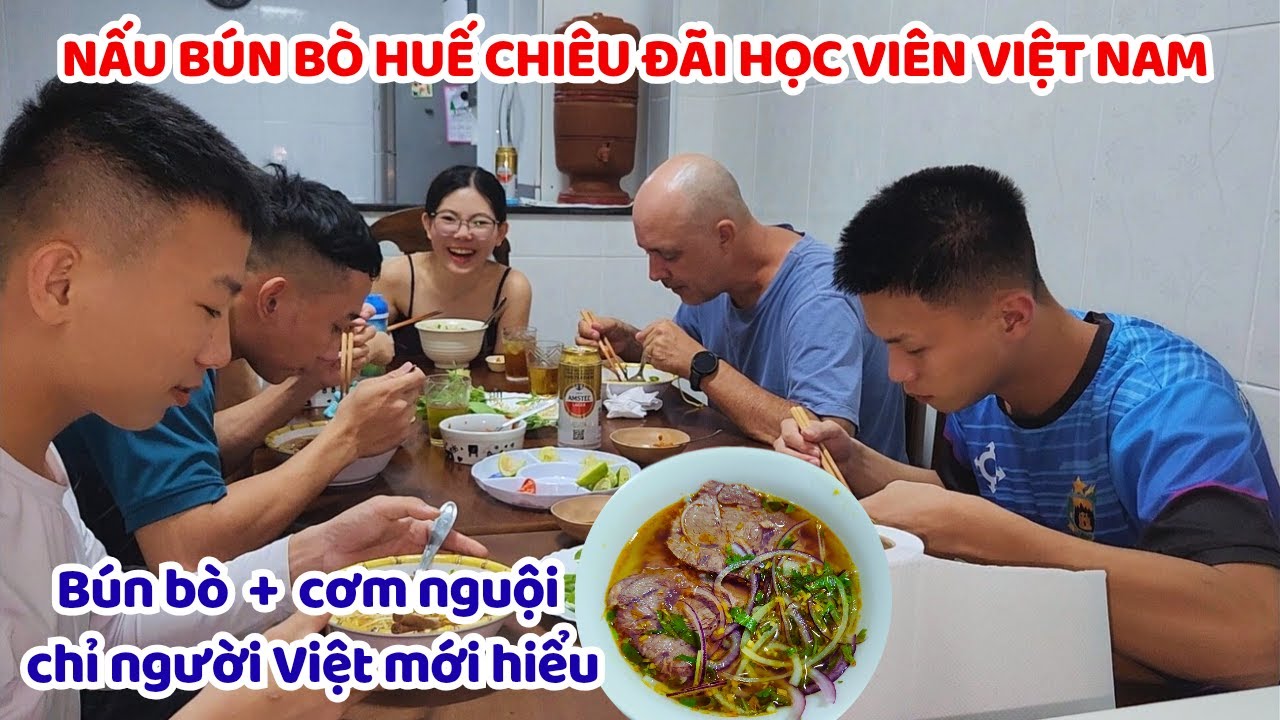 Bún bò Huế ăn cùng cơm nguội – bữa ăn quen mà thân thương của người Việt xa nhà