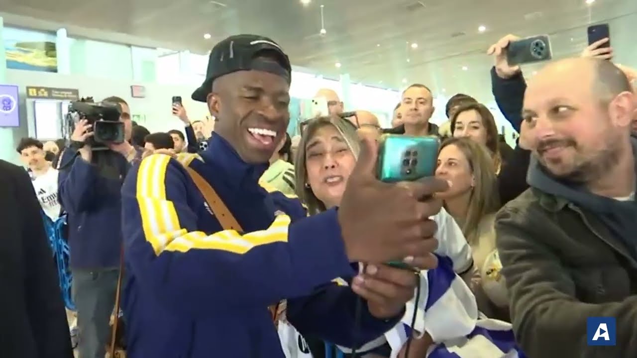 Locura en el aeropuerto de Peinador ante la llegada del Real Madrid a Vigo