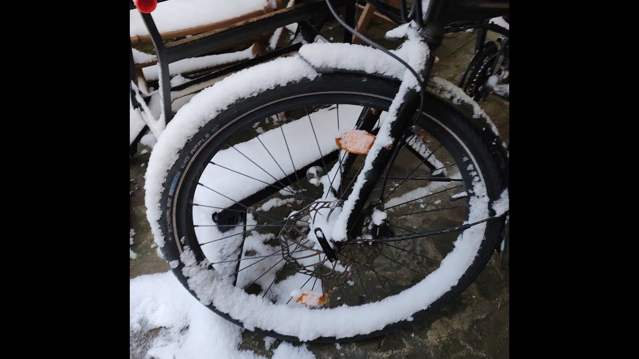 Městem ve sněhu | City biking in the snow