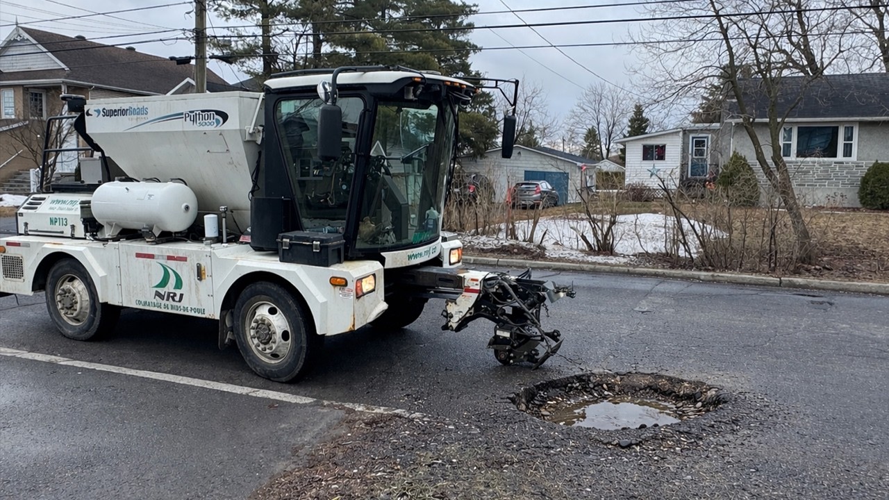 Python 5000 pothole-patching machine IN ACTION !