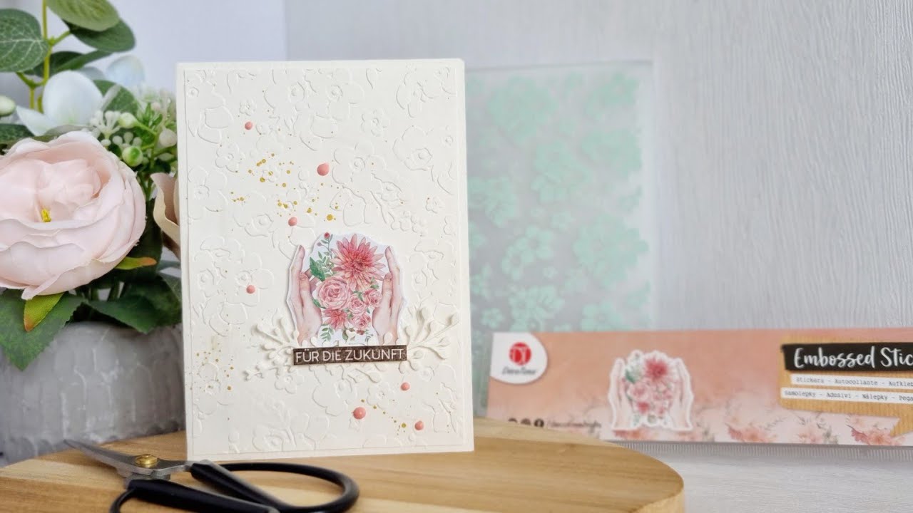 4 Karten mit Embossedstickern von #Action, Und einfachen Hintergründen mit #Prägefolder
